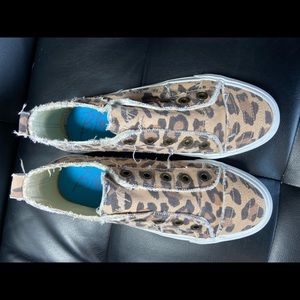 Woman’s blowfish leopard canvas shoes
